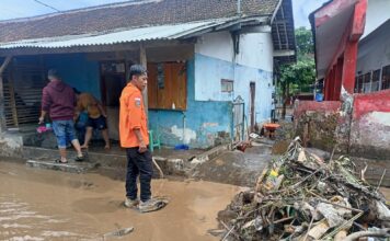 Pembersihan Halaman SD dan Jalan di Desa Sumbersalak Akibat Banjir Disertai Lumpur Tebal.
