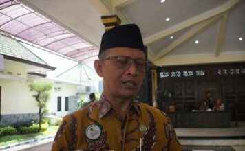 Kepala Kemenag Jombang, Muhajir saat dimintai keterangan./bongkah.id/Karimatul Maslahah/