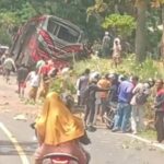 Tangkapan Layar Video dan Foto Kecelakaan Bus Angkut Rombongan RS Bina Sehat Jember.