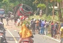 Tangkapan Layar Video dan Foto Kecelakaan Bus Angkut Rombongan RS Bina Sehat Jember.