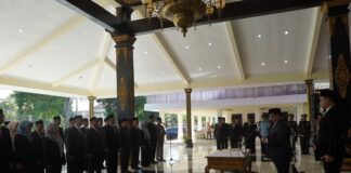 Bupati Jombang Warsubi usai melantik 25 pejabat di pendopo Kabupaten Jombang./bongkah.id/Karimatul Maslahah/