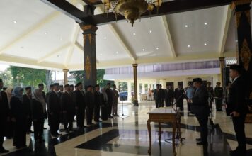 Bupati Jombang Warsubi usai melantik 25 pejabat di pendopo Kabupaten Jombang./bongkah.id/Karimatul Maslahah/