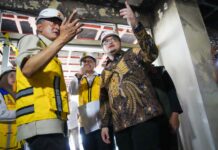 Bupati Kediri Hanindhito Himawan Pramana (kanan)