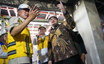 Bupati Kediri Hanindhito Himawan Pramana (kanan)