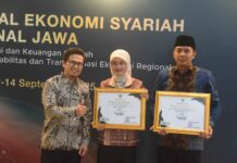 Wali Kota Kediri, Vinanda Prameswati (tengah) menerima penghargaan Syariah Award 2025