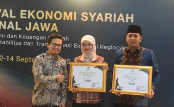 Wali Kota Kediri, Vinanda Prameswati (tengah) menerima penghargaan Syariah Award 2025