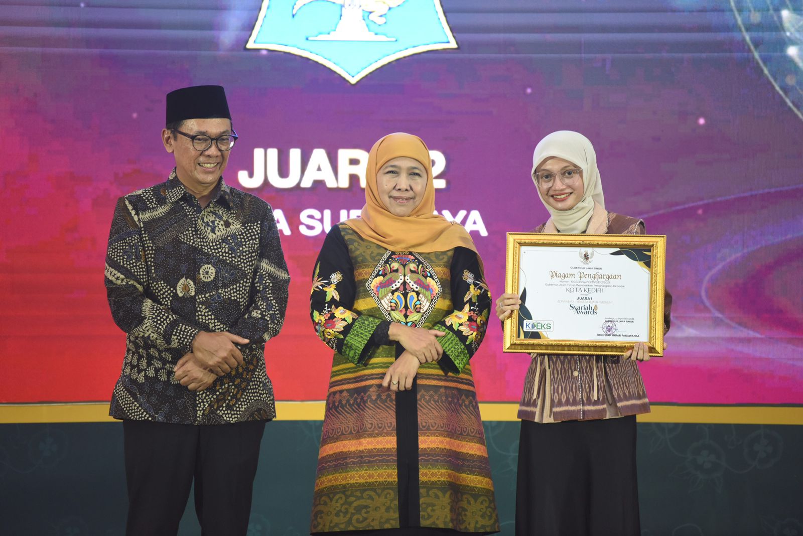 Wali Kota Kediri, Vinanda Prameswati (kanan) menerima penghargaan Syariah Award 2025, dari tangan Gubernur Jawa Timur Khofifah Indar Parawansa yang didampingi Kepala Perwakilan BI Jatim, Ibrahim