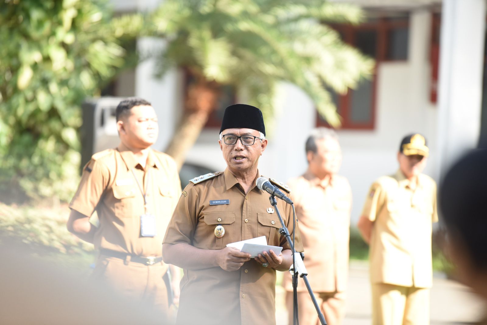 1001022552 Wakil Wali Kota Kediri, KH Qowimuddin Thoha, memberi “tamparan halus” kepada jajaran Pemerintah Kota Kediri, terutama Badan Usaha Milik Daerah (BUMD). Dalam apel pagi di Halaman Balai Kota Kediri, Senin (15/9/2025), ia menegaskan pentingnya melek teknologi di tengah derasnya arus kemajuan zaman.