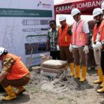 Peletakan batu pertama Ipal komunal yang dibangun Kementerian Lingkungan Hidup dan Kehutanan (KLHK) RI bersama PT Perusahaan Gas Negara (PGN) dan Pemkab Jombang di Mayangan, Jogoroto. Bongkah.id/Karimatul Maslahah/
