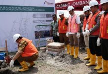 Peletakan batu pertama Ipal komunal yang dibangun Kementerian Lingkungan Hidup dan Kehutanan (KLHK) RI bersama PT Perusahaan Gas Negara (PGN) dan Pemkab Jombang di Mayangan, Jogoroto. Bongkah.id/Karimatul Maslahah/