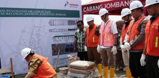 Peletakan batu pertama Ipal komunal yang dibangun Kementerian Lingkungan Hidup dan Kehutanan (KLHK) RI bersama PT Perusahaan Gas Negara (PGN) dan Pemkab Jombang di Mayangan, Jogoroto. Bongkah.id/Karimatul Maslahah/