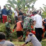 Petugas BPBD saat mengevakuasi jenazah./bongkah.id/Karimatul Maslahah/