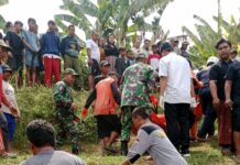 Petugas BPBD saat mengevakuasi jenazah./bongkah.id/Karimatul Maslahah/