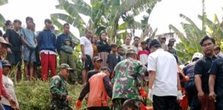 Petugas BPBD saat mengevakuasi jenazah./bongkah.id/Karimatul Maslahah/