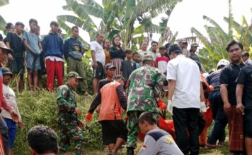 Petugas BPBD saat mengevakuasi jenazah./bongkah.id/Karimatul Maslahah/