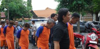 Pelaku curanmor saat diamankan oleh satreskrim polres Jombang./bongkah.id/Karimatul Maslahah/