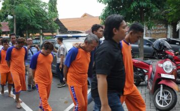 Pelaku curanmor saat diamankan oleh satreskrim polres Jombang./bongkah.id/Karimatul Maslahah/