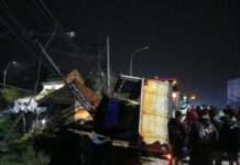 Truk dan bus Mira usai mengalami lakalantas di jalan raya Desa Glagahan, Jombang./bongkah.id/Karimatul Maslahah/