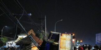 Truk dan bus Mira usai mengalami lakalantas di jalan raya Desa Glagahan, Jombang./bongkah.id/Karimatul Maslahah/