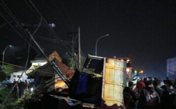 Truk dan bus Mira usai mengalami lakalantas di jalan raya Desa Glagahan, Jombang./bongkah.id/Karimatul Maslahah/