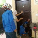 tim Damkar Jombang saat melakukan evakuasi ABK terkunci dalam kamar./bongkah.id/Karimatul Maslahah/