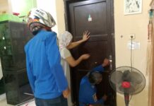tim Damkar Jombang saat melakukan evakuasi ABK terkunci dalam kamar./bongkah.id/Karimatul Maslahah/