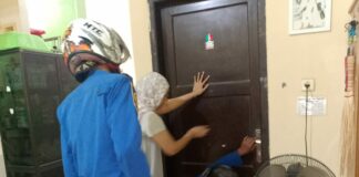 tim Damkar Jombang saat melakukan evakuasi ABK terkunci dalam kamar./bongkah.id/Karimatul Maslahah/