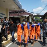 Para tersangka kasus peredaran narkoba usai diamankan petugas kepolisian./bongkah.id/Karimatul Maslahah/