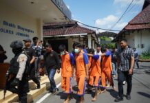 Para tersangka kasus peredaran narkoba usai diamankan petugas kepolisian./bongkah.id/Karimatul Maslahah/