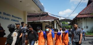 Para tersangka kasus peredaran narkoba usai diamankan petugas kepolisian./bongkah.id/Karimatul Maslahah/
