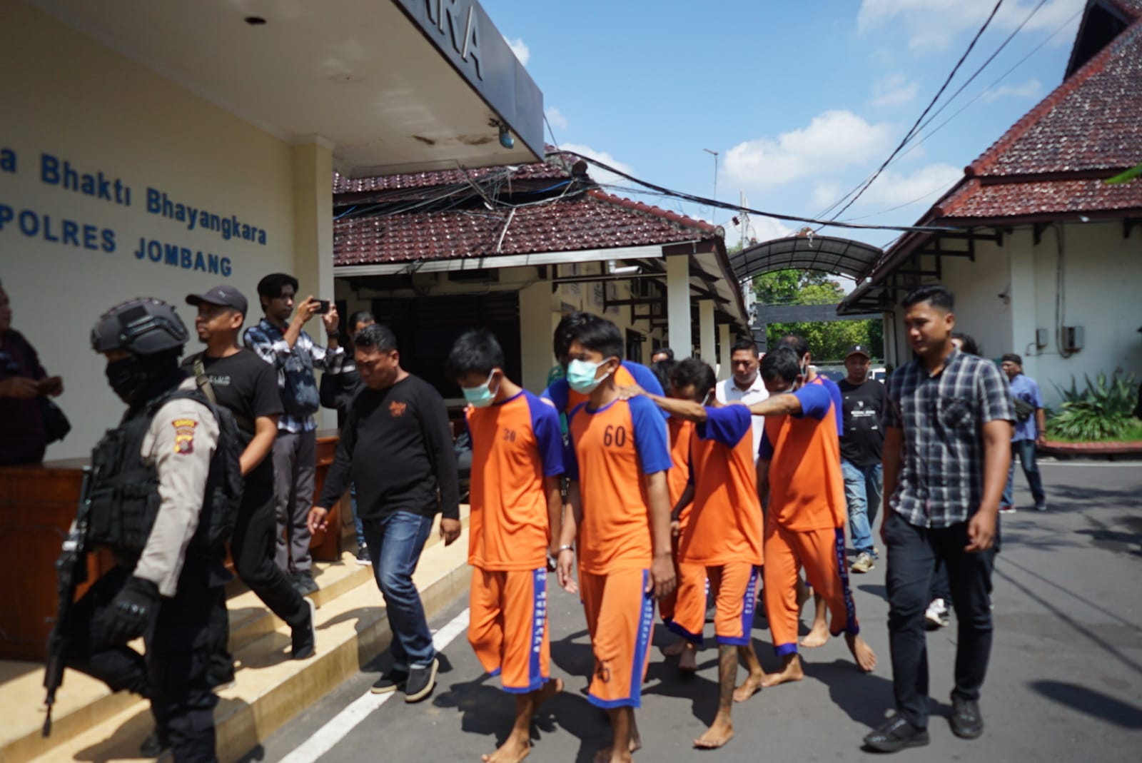 1001030648 Para tersangka kasus peredaran narkoba usai diamankan petugas kepolisian./bongkah.id/Karimatul Maslahah/