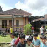Polisi bersama warga sedang berada di lokasi kejadian, dan Kedua Korban saat awal pertama ditemukan.