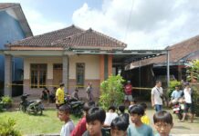 Polisi bersama warga sedang berada di lokasi kejadian, dan Kedua Korban saat awal pertama ditemukan.