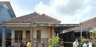Polisi bersama warga sedang berada di lokasi kejadian, dan Kedua Korban saat awal pertama ditemukan.