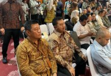 Bupati Jombang, Warsubi (kedua kiri) saat menghadiri rapat koordinasi percepatan pelaksanaan program hilirisasi komoditas prioritas perkebunan