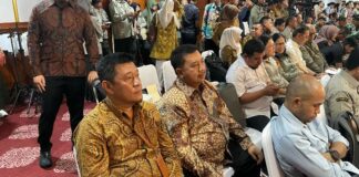 Bupati Jombang, Warsubi (kedua kiri) saat menghadiri rapat koordinasi percepatan pelaksanaan program hilirisasi komoditas prioritas perkebunan