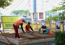 Melalui Dinas Pekerjaan Umum dan Penataan Ruang (DPUPR), proses perbaikan pilar jembatan itu secara resmi ditandai dengan seremonial pemotongan tumpeng, Selasa (23/9/2025).