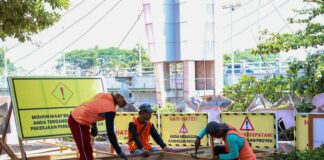 Melalui Dinas Pekerjaan Umum dan Penataan Ruang (DPUPR), proses perbaikan pilar jembatan itu secara resmi ditandai dengan seremonial pemotongan tumpeng, Selasa (23/9/2025).