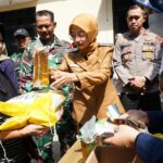 Wali Kota Kediri Vinanda mengambilkan beras murah.