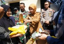 Wali Kota Kediri Vinanda mengambilkan beras murah.