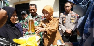 Wali Kota Kediri Vinanda mengambilkan beras murah.
