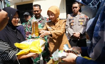 Wali Kota Kediri Vinanda Layani Pembeli Beras Murah Wali Kota Kediri Vinanda mengambilkan beras murah.