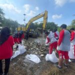 Warga Jombang saat membersihkan gunungan sampah di aliran dam Jetis, Jombang./bongkah.id/Karimatul Maslahah/