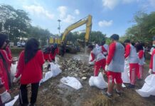 Warga Jombang saat membersihkan gunungan sampah di aliran dam Jetis, Jombang./bongkah.id/Karimatul Maslahah/