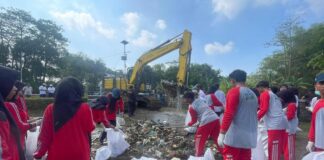 Warga Jombang saat membersihkan gunungan sampah di aliran dam Jetis, Jombang./bongkah.id/Karimatul Maslahah/