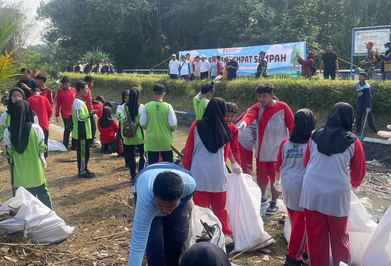 Warga Jombang saat membersihkan gunungan sampah di aliran dam Jetis, Jombang./bongkah.id/Karimatul Maslahah/