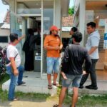 Pihak kepolisian saat mengecek mesin ATM Bank BUMN di Jombang./bongkah.id/Karimatul Maslahah/