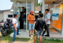 Pihak kepolisian saat mengecek mesin ATM Bank BUMN di Jombang./bongkah.id/Karimatul Maslahah/