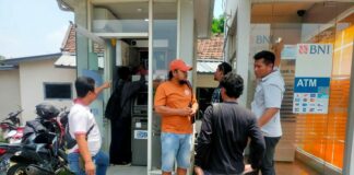 Pihak kepolisian saat mengecek mesin ATM Bank BUMN di Jombang./bongkah.id/Karimatul Maslahah/