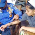 petugas saat mengevakuasi tangan Santri di Jombang yang tangannya di borgol./bongkah.id/Karimatul Maslahah/